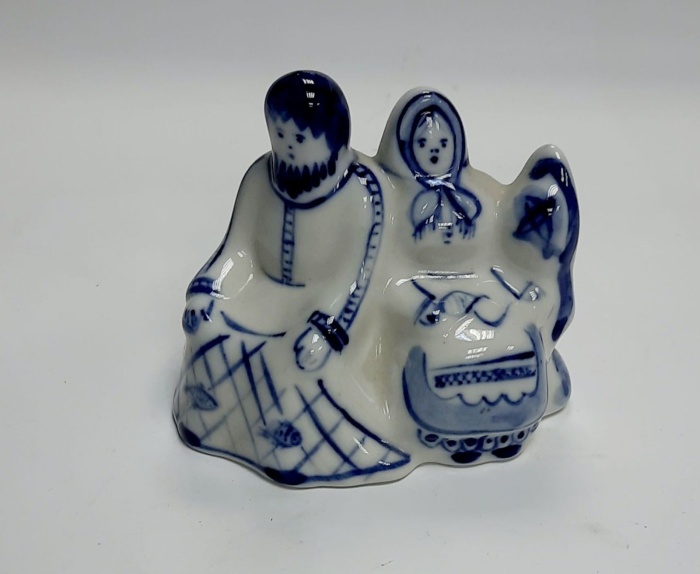 Фарфоровый сувенир "Старик со старухой", гжель.