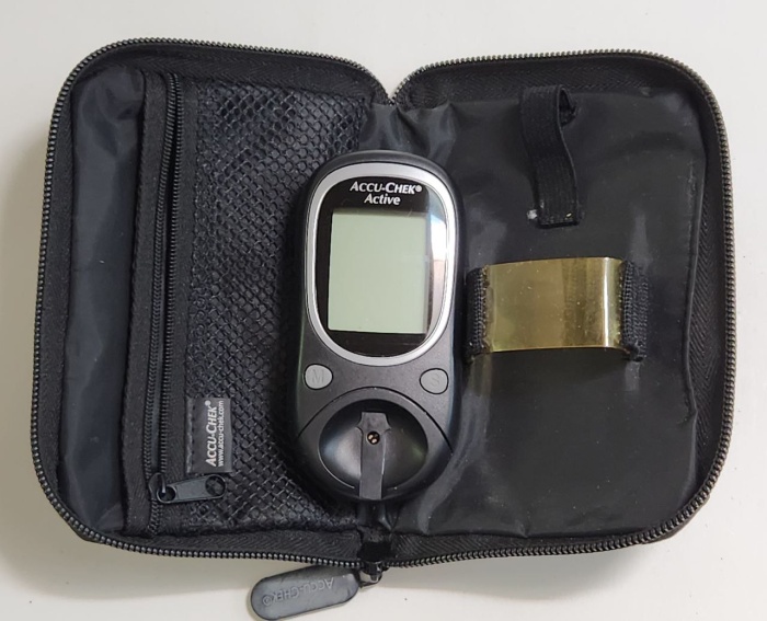 Глюкометр Accu Chek Aktive с чехлом