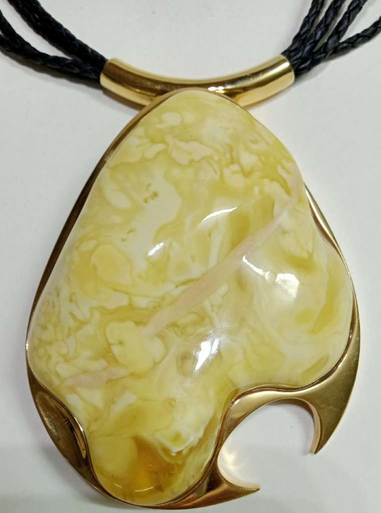 Подвеска кулон янтарь светло желтый желток 108 гр серебро 925 проба на кожаном шнурке (сост на фото)
