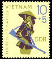 (1968-039) Марка Германия (ГДР) "Женщина с ребёнком"    Непобедимый Вьетнам III Θ