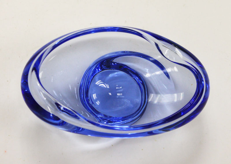 Тарелка декоративная, голубое стекло (состояние на фото)