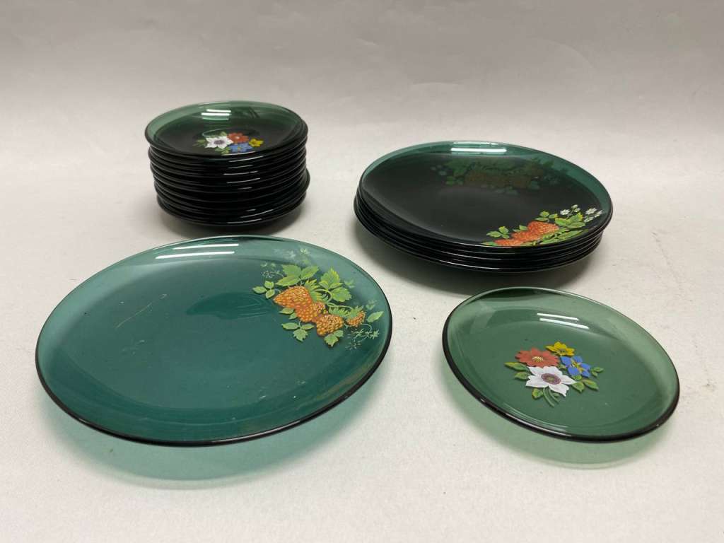 Блюдца 6 шт и 12 маленьких креманок