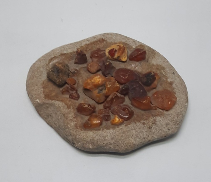 Янтарь на камне (сост на фото)