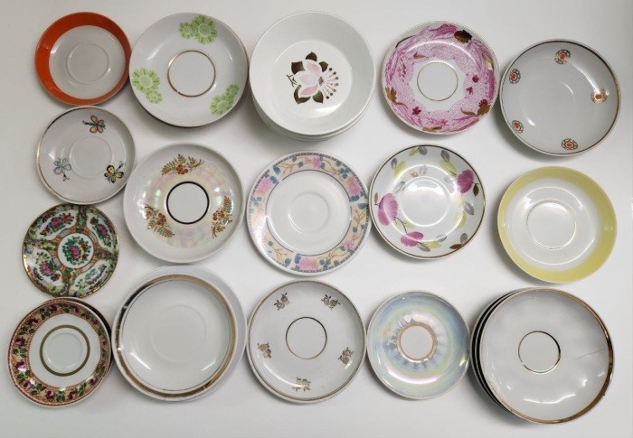 Блюдца 33 штуки чайные кофейные разные