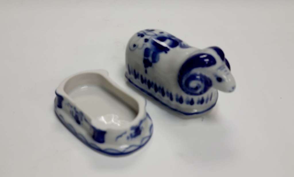 Фарфоровая шкатулка "Баран", гжель.