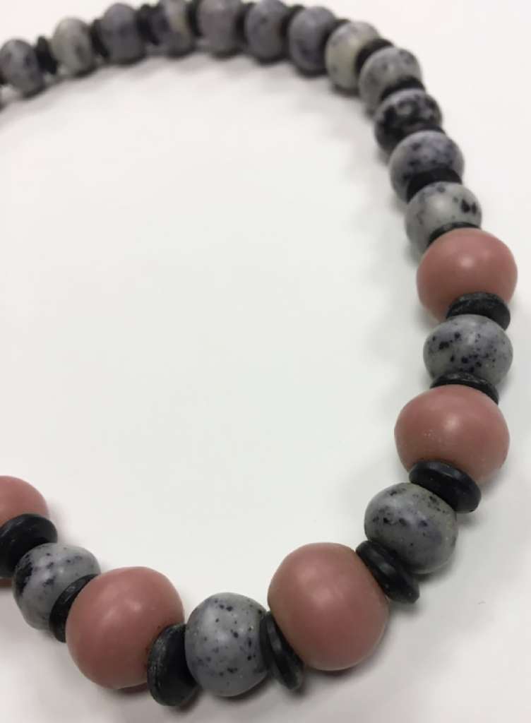 Бусы, предположительно родонит, шунгит (сост. на фото)