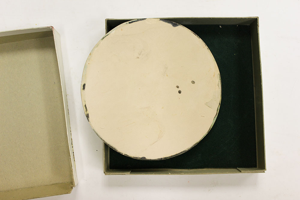 Памятное панно ЗА ВСЕ, керамика, объямная лепка, 1997 г. (состояние на фото)