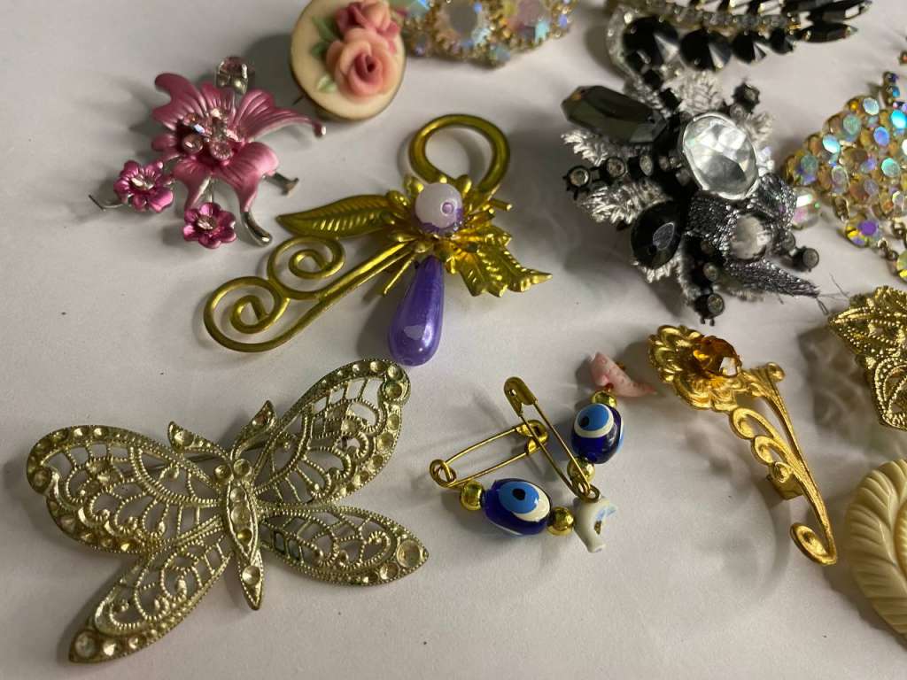 Брошь набор 16 шт из разных матералов