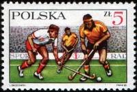 (1985-031) Марка Польша "Хоккей на траве"    60 лет Польской федерации хоккея на траве III Θ