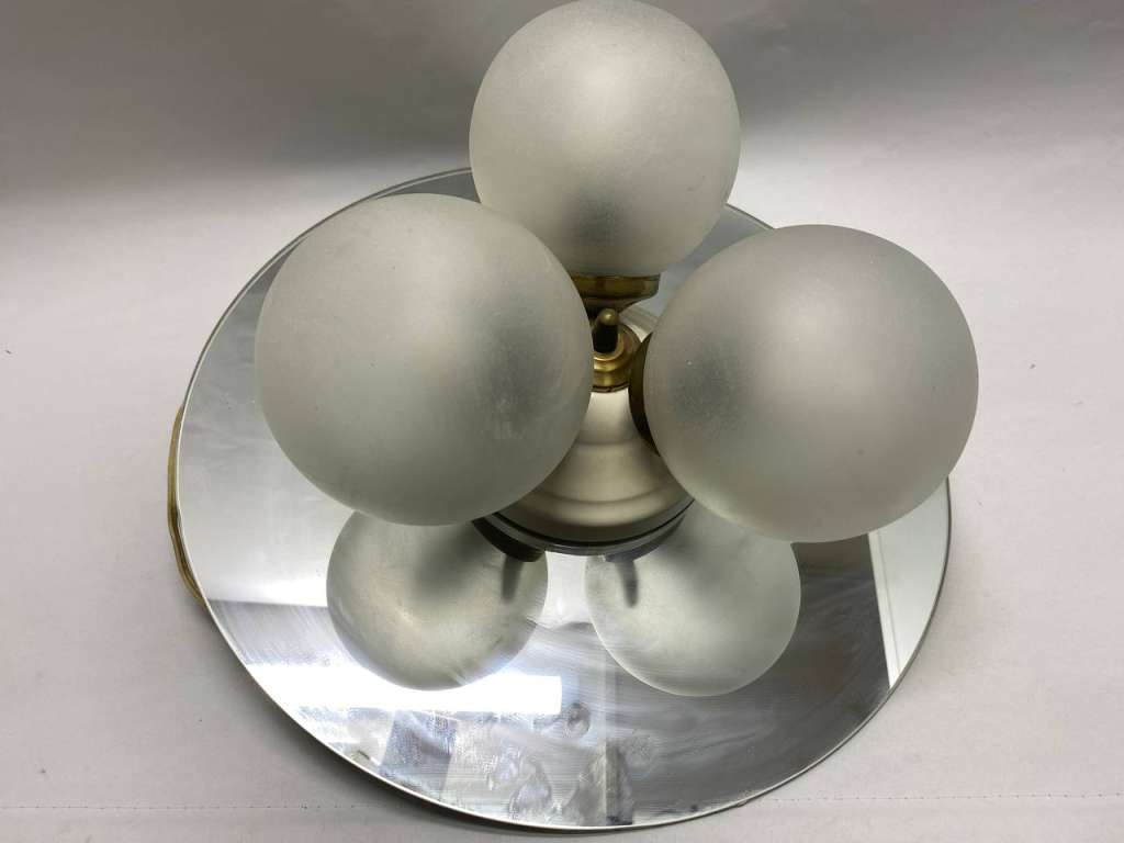 Люстра потолочная трехрожковая с круглым зеркальным основанием