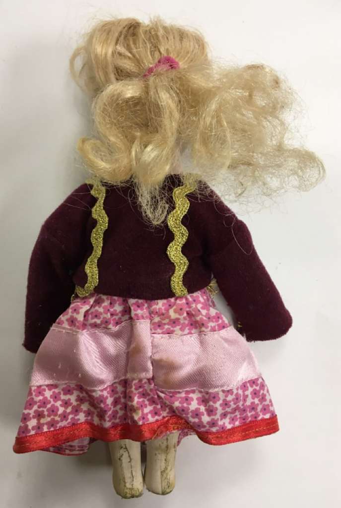 Кукла фарфоровая (сост.на фото)