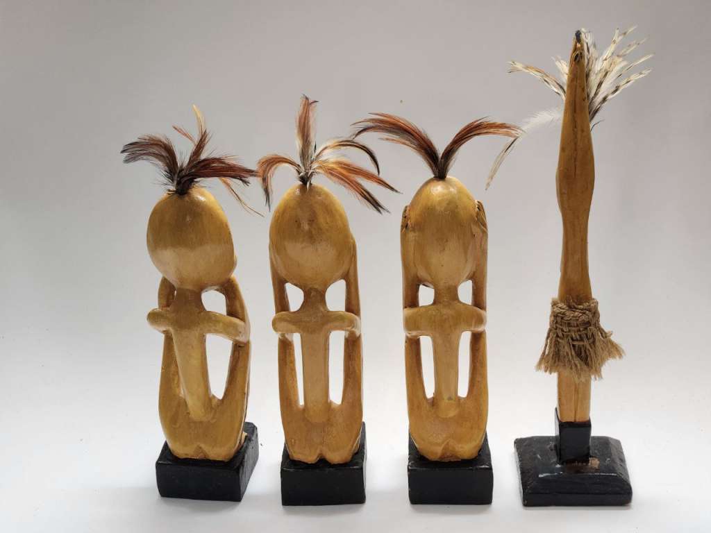 Статуэтки 4 шт деревянные аборигены с перьями