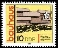 (1980-034) Марка Германия (ГДР) "Мемориал социалистов, Берлин"    Архитектура "Баухауз" III Θ