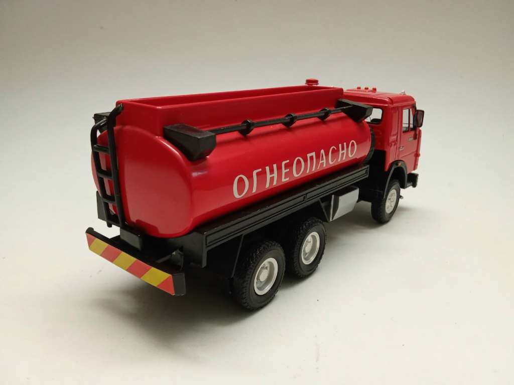Модель авто 1:43 Камаз 54115 бензовоз 