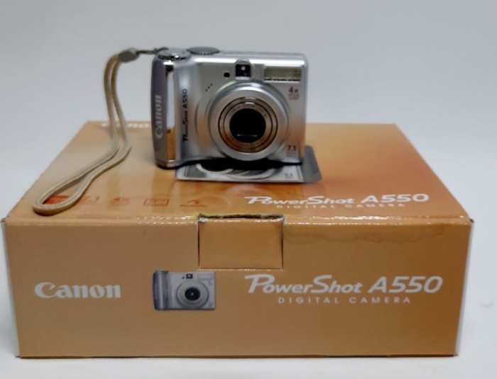 Фотоаппарат Canon Power Shot A550, полная комплектация, рабочий  (сост. на фото)
