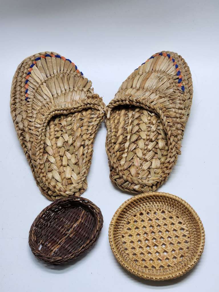 Лапти сувенирные (тапки) и 2 розетки (плошки) плетеные