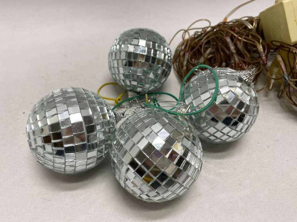 Гирлянда елочная рабочая и стеклянные шары 4 шт