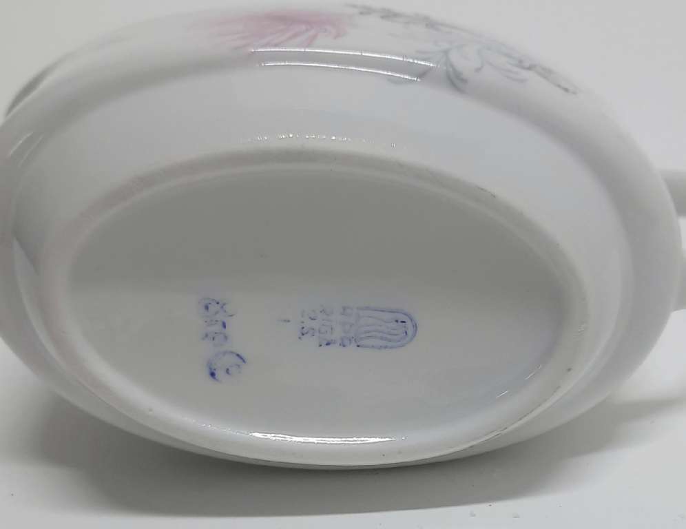 Соусник, фарфор, есть небольшой скол, Рига (сост. на фото)