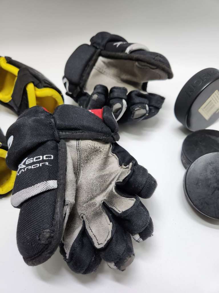 Налокотники RS Краги перчатки хоккейные Bauer детские б\у и 3 шайбы