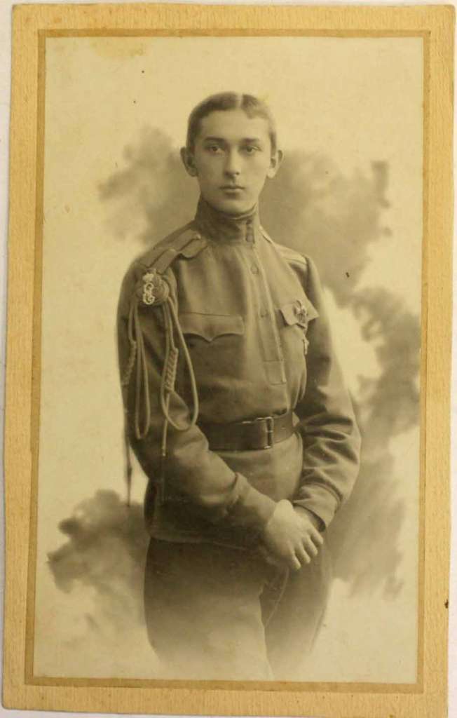 Винтажная фотокарточка молодого военного с медалями 
