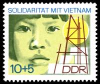 (1973-074) Марка Германия (ГДР) "Ребенок "    Непобедимый Вьетнам II O