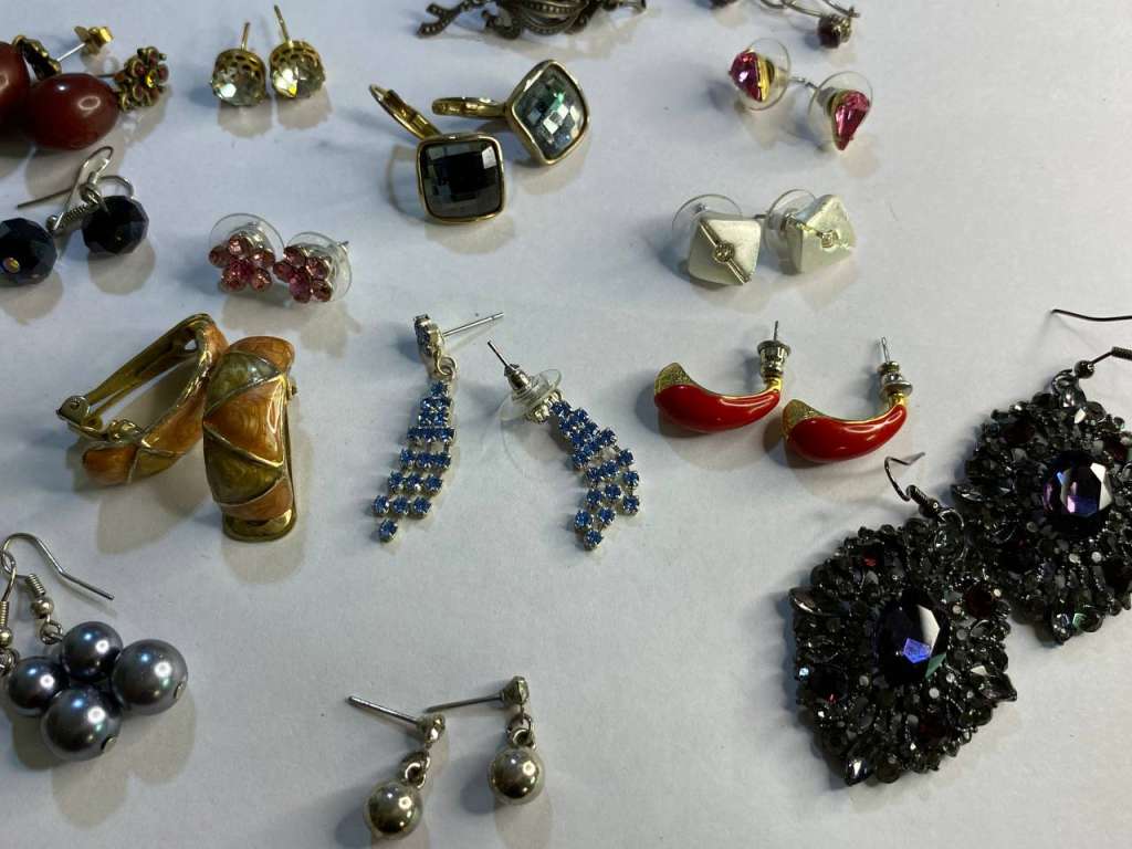 Серьги набор 21 пара из разных материалов