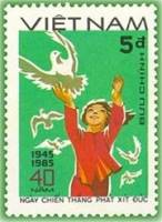 (1985-022) Марка Вьетнам "Девочка и голубь"    40 лет окончания ВОВ III Θ
