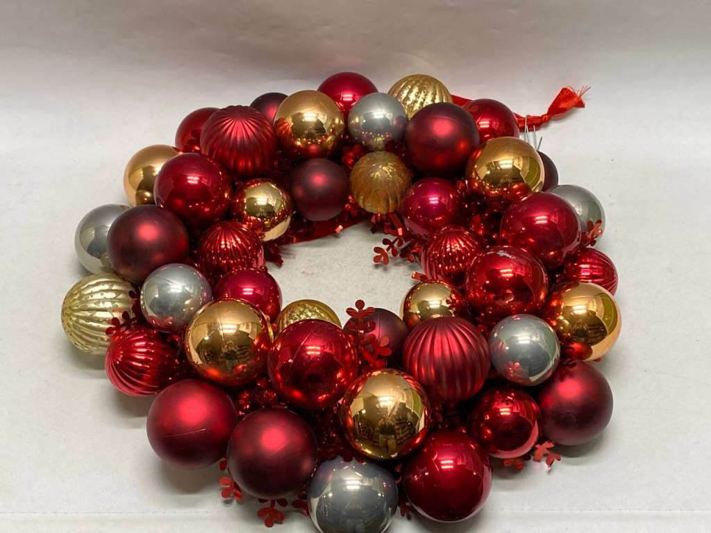 Елочные украшения венок из красных шаров