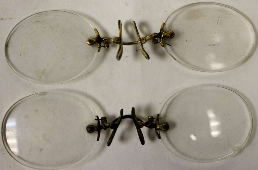 Набор из двух старинных пенсне в футляре