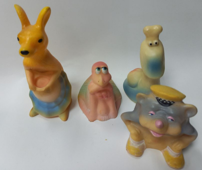 Набор игрушек резиновых СССР (две улитки,еж,кенгуру) (сост.на фото)