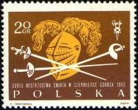 (1963-036) Марка Польша "Шпага, флорет, сабля на фоне шлема"   28-й Чемпионат по фехтованию в Гданьс