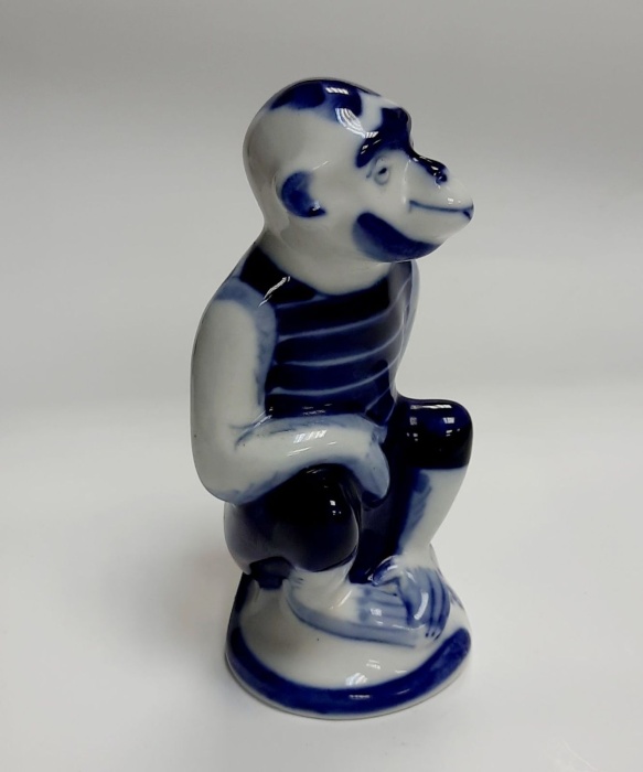 Фарфоровый сувенир "Обезьяна", гжель