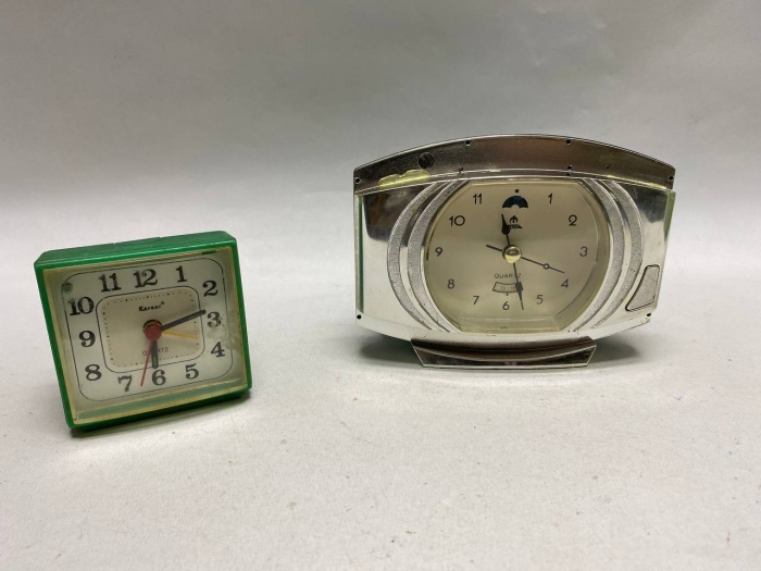 Часы настольные кварцевые на ходу 2 шт