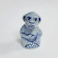 Фарфоровый сувенир "Обезьяна", гжель