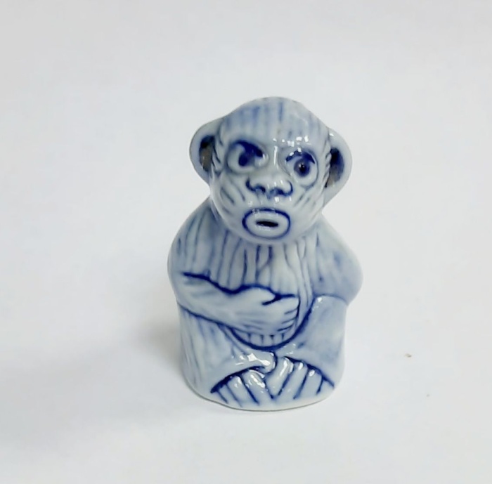 Фарфоровый сувенир &quot;Обезьяна&quot;, гжель