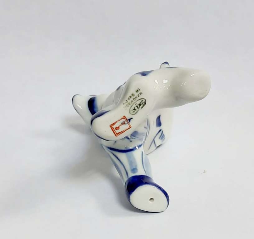 Фарфоровый сувенир "За дровами", гжель