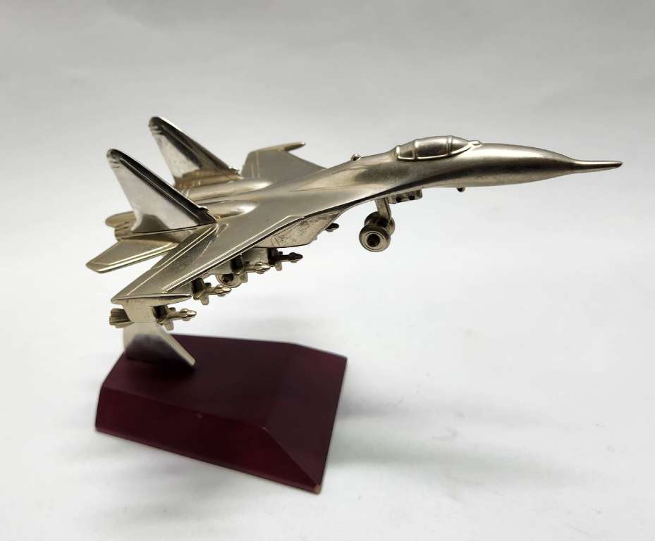 Модель истребителя металл (сост.на фото) 