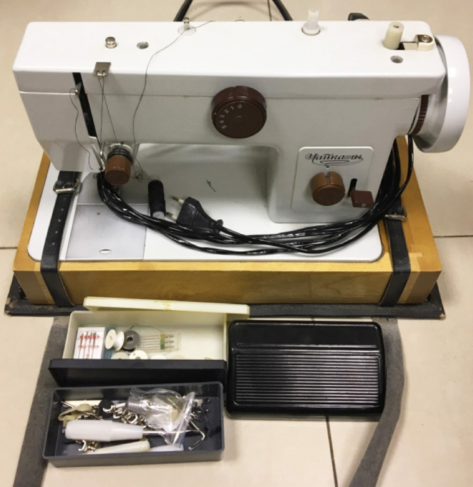 Швейная машинка Чайка 134 с электроприводом и педалью (сост. на фото)