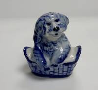 Фарфоровый сувенир "Собака в корзинке", гжель.