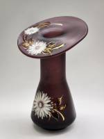 Ваза цветное матовое стекло 30 см бардовая с белыми цветами позолотой широкое наклонное горлышко