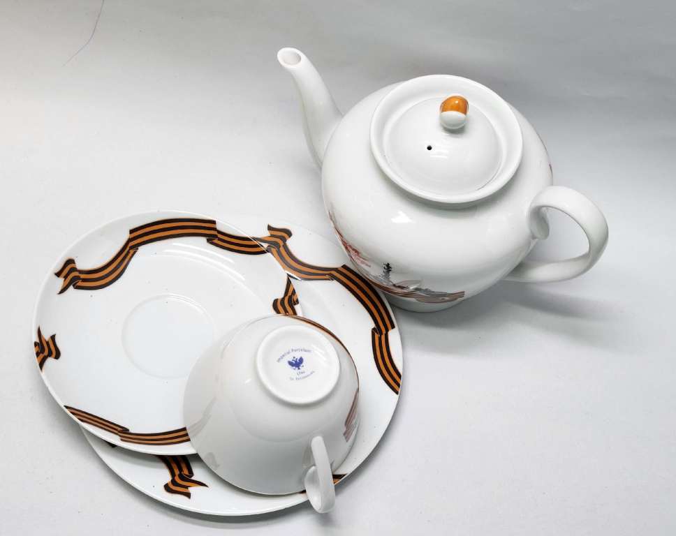 Набор 65 лет Победы Чайник заварочный Чайная пара Тарелка десертная