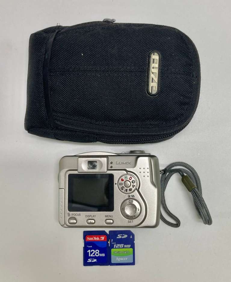 Фотоаппарат цифровой Panasonic Lumix DMC-LC 70 Рабочий, 2 карты памяти на 128 МБ .  