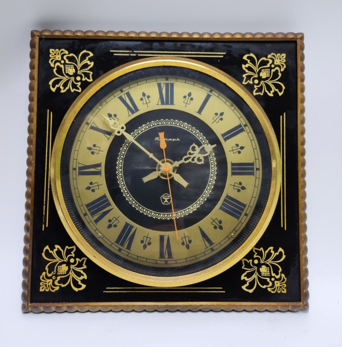 Часы настенные квадратные Янтарь кварц СССР