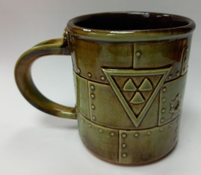 Кружка пивная "Радиоактивно" высота 10 см (сост.на фото)