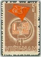(1986-029) Марка Вьетнам "Эмблема"  коричневая  100 лет праздника День труда III O
