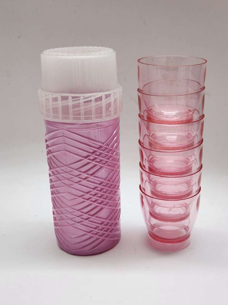 Походный набор стопок в футляре СССР пластик розовый