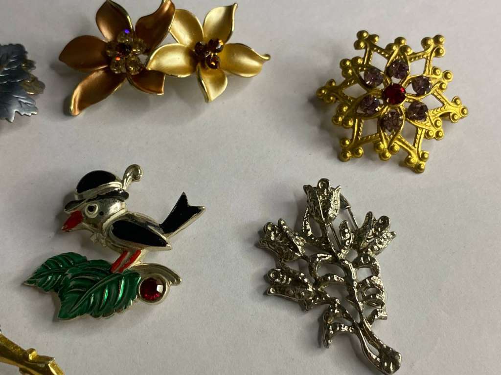 Брошь набор из 8 шт бижутерия