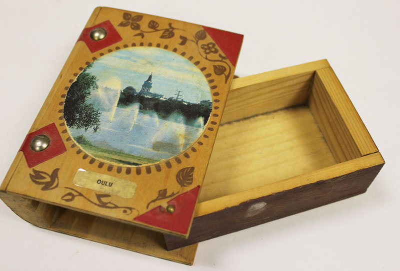 Шкатулка деревянная в форме книги, ручная работа (состояние на фото)