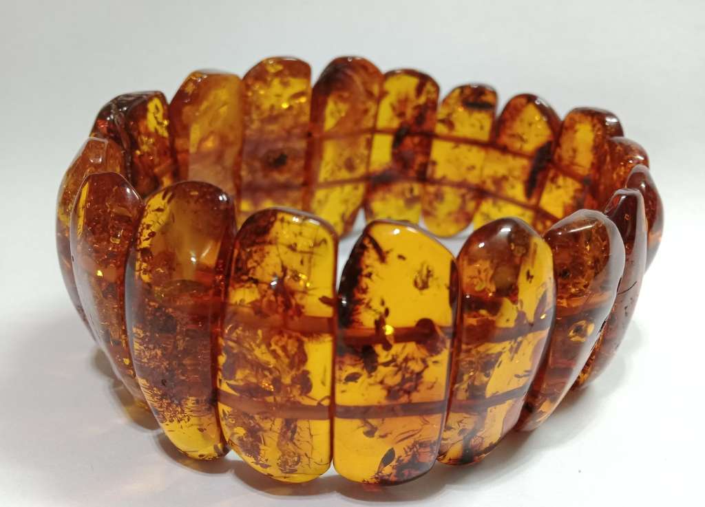 Браслет янтарный красивый 37 гр (сост. на фото)