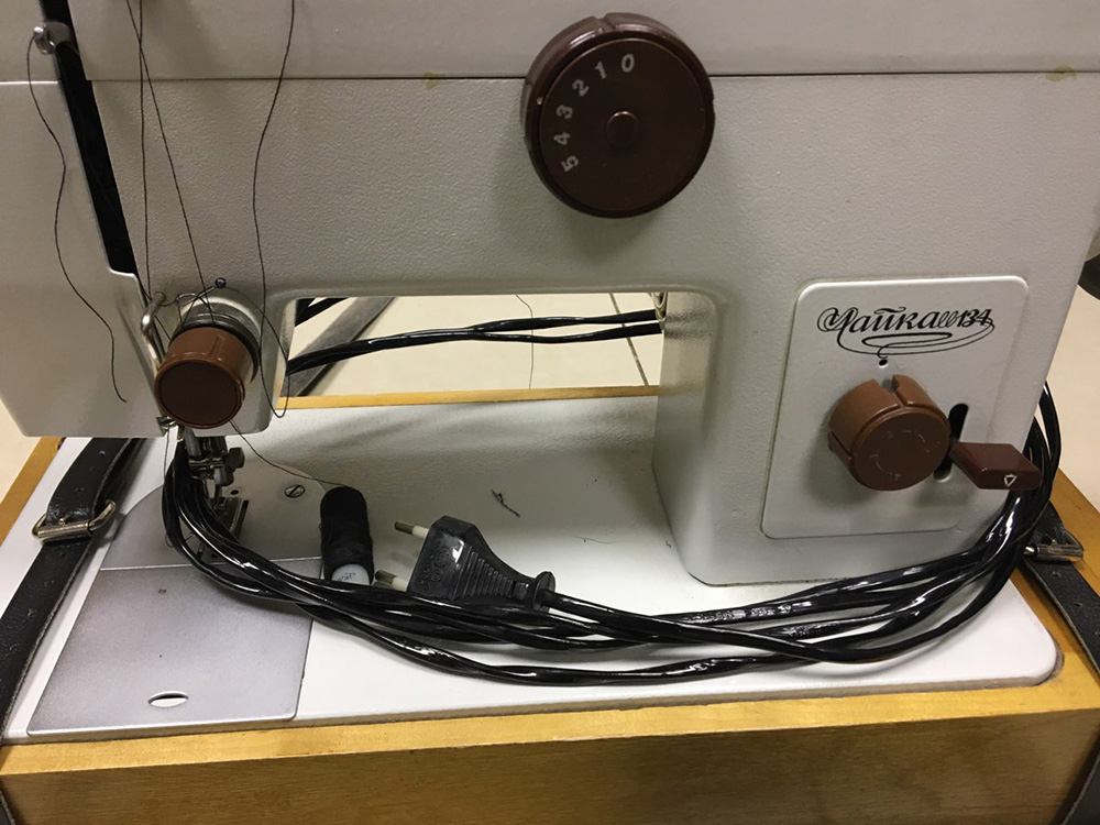 Швейная машинка Чайка 134 с электроприводом и педалью (сост. на фото)